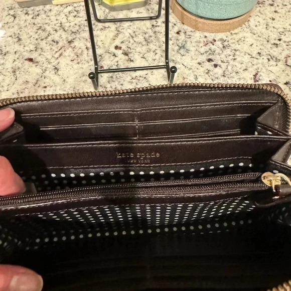 KATE SPADE EUC LARGE CARRYALL WALLET WITH TASSEL - Picture 4 of 9